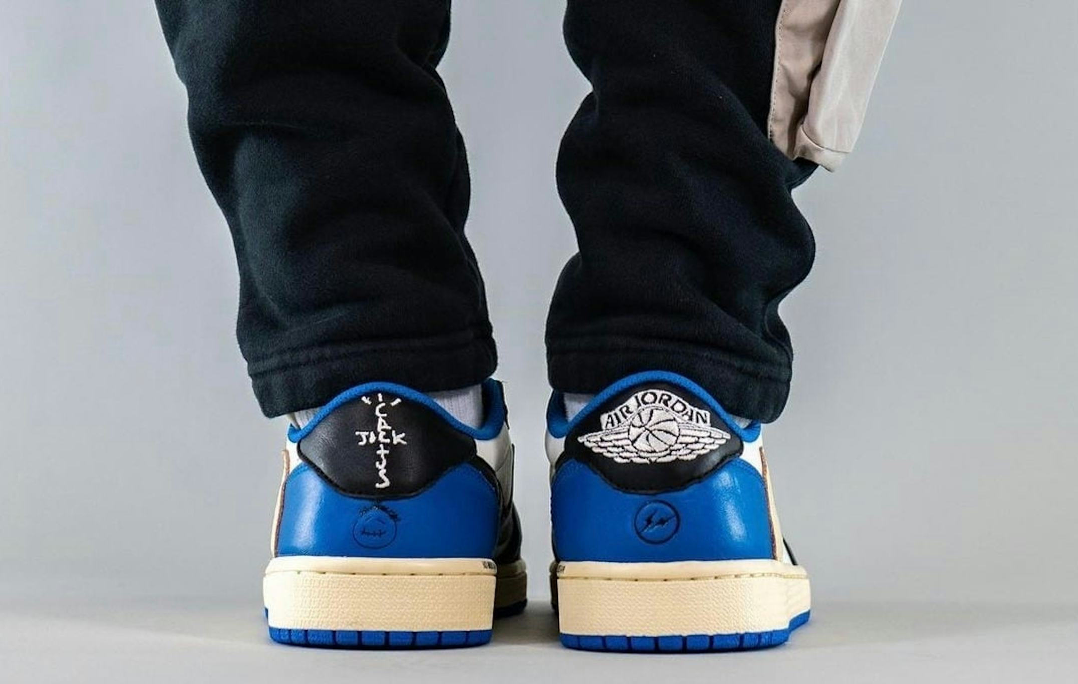 De Travis Scott x Fragment x Air Jordan 1 Low OG… | Sneaker Squad